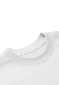 Camiseta de algodón blanca con cuello redondo ribeteado, mangas cortas y una textura de tela suave con detalles de costura limpia.