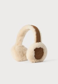 Brune og kremfargede plyspannebånd med myk fleecebelegg og UGG-logo preget på utsiden av øreputene.