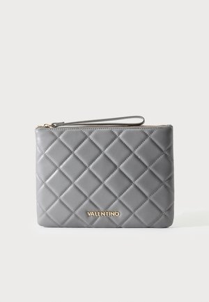 Γκρι καπιτονέ τσάντα clutch με χρυσό φερμουάρ, λουράκι καρπού και χρυσό λογότυπο Valentino μπροστά, τοποθετημένη σε απλό λευκό φόντο.