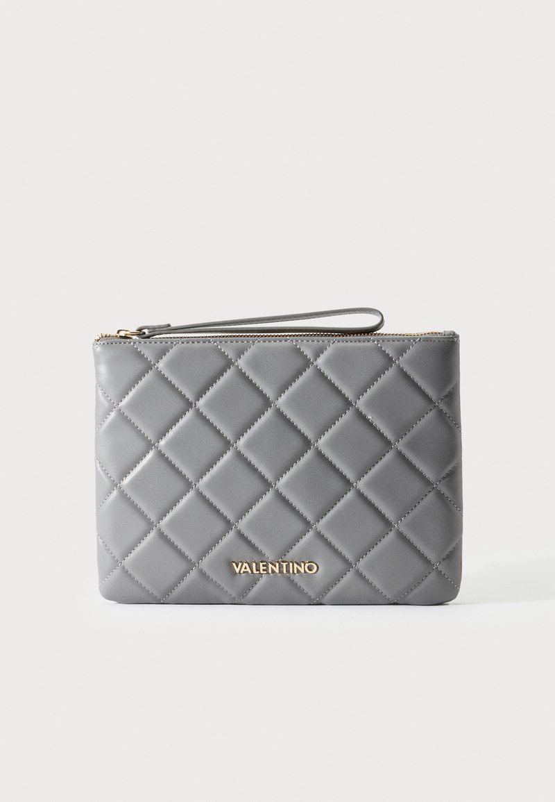 Γκρι καπιτονέ τσάντα clutch με χρυσό φερμουάρ, λουράκι καρπού και χρυσό λογότυπο Valentino μπροστά, τοποθετημένη σε απλό λευκό φόντο.