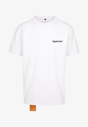 Valge puuvillane T-särk, millel on must logo vasakul rinnapiiril, lühikesed varrukad ja sirge lõige. Sildid on nähtavad alt.