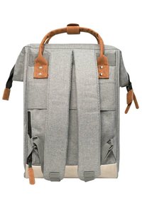 Grauer Stoff-Rucksack mit braunen Lederelementen. Verfügt über zwei gepolsterte Schulterriemen, einen oberen Griff und mehrere Reißverschlusstaschen.