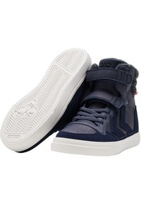 Sneaker alte blu navy con cinturini in Velcro e lacci, caratterizzate da una parte superiore texturizzata, collarino imbottito e suola in gomma bianca con motivo di trazione.