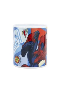 Weißer Keramikbecher mit einem Motiv von Spider-Man in Rot und Blau, dekoriert mit comicartigen Akzenten und einem "Hoo!"-Textdesign.