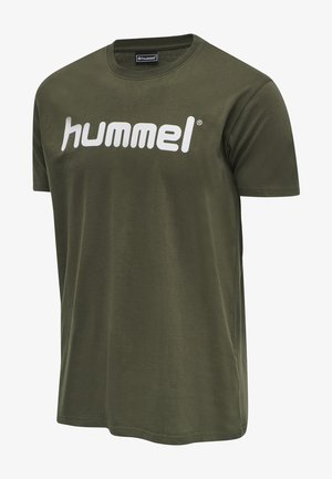 Olivově zelené tričko s krátkým rukávem a kulatým výstřihem, s bílým logem "hummel" umístěným uprostřed na hrudi.