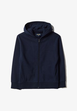 Sudadera con capucha azul marino con cremallera, bolsillos delanteros, puños y dobladillo acanalados, y capucha, extendida sobre un fondo blanco.