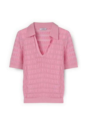 Top de punto rosa de manga corta con un patrón de cuadros texturizado, escote en V y cuello ancho, con una cintura ajustada.