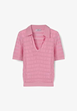 Pink short-sleeve knit top with a textured checkered pattern, V-neck, and wide collar, featuring a fitted waistband.