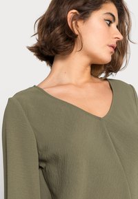 ONLY ONLMETTE UMA - Camisola de manga comprida - kalamata