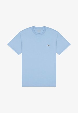 Jasnoniebieska bawełniana koszulka z krótkimi rękawami, okrągłym dekoltem i małym haftowanym logo „Lee” na lewej piersi. Gładka faktura.