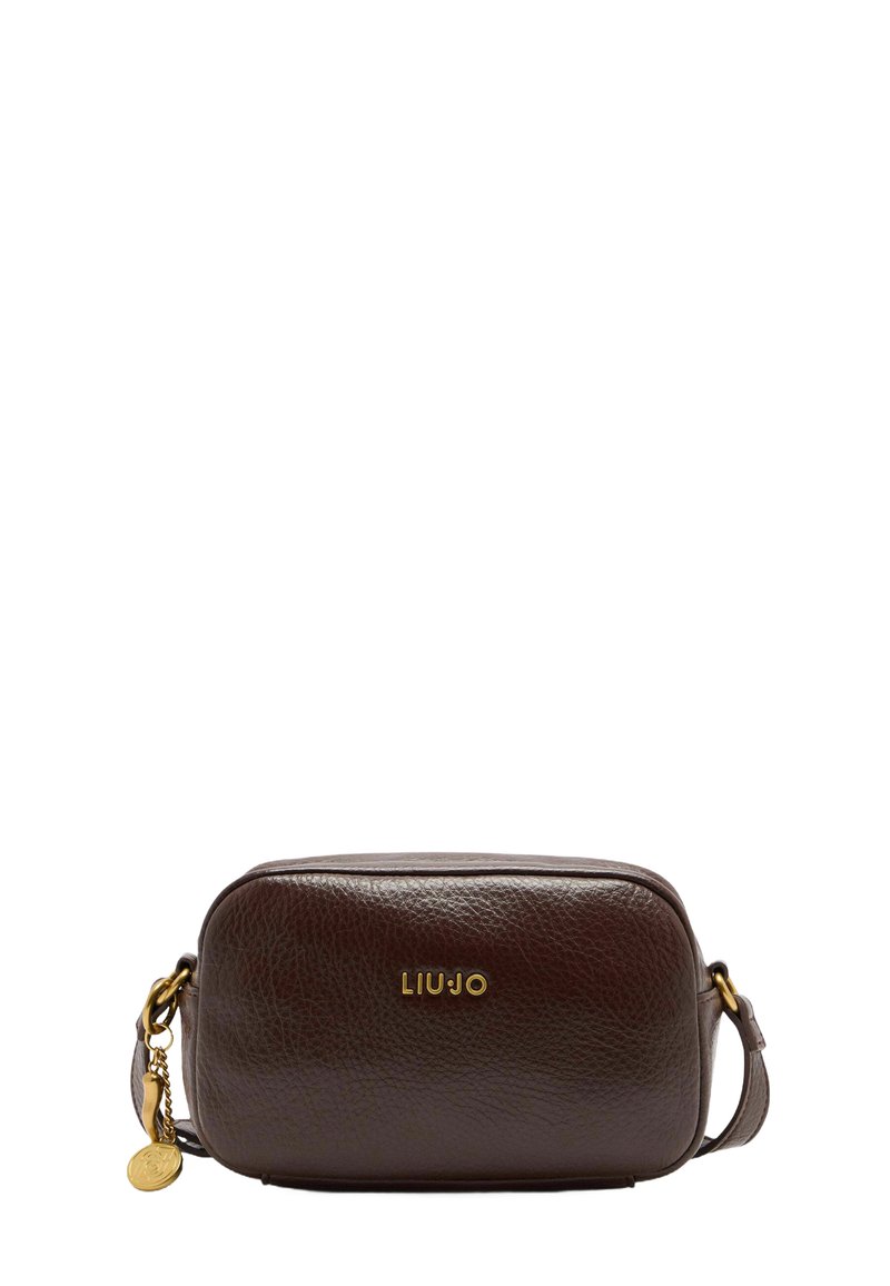 Smeđi kožni crossbody torba s teksturiranom površinom, zlatnim detaljima i ugraviranim logotipom. Ima odvojivi remen i dekorativni privjesak.