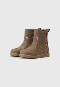 Bottines marron avec des feuilles d'automne et des champignons brodés. Comprend un panneau latéral élastique, une boucle pour un enfilage facile et une semelle en caoutchouc.