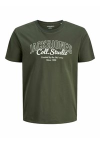 Olivgrünes Baumwoll-T-Shirt mit Rundhalsausschnitt, kurzen Ärmeln und weißem Drucktext "JACK & JONES Coll. Studio Seit 1990."