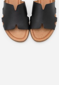 s.Oliver SLIDES - Mules - black