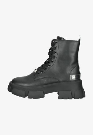 Bottines en cuir noir avec une semelle plateforme épaisse, un bout rond, un laçage avant avec des œillets en métal et une languette à l'arrière.