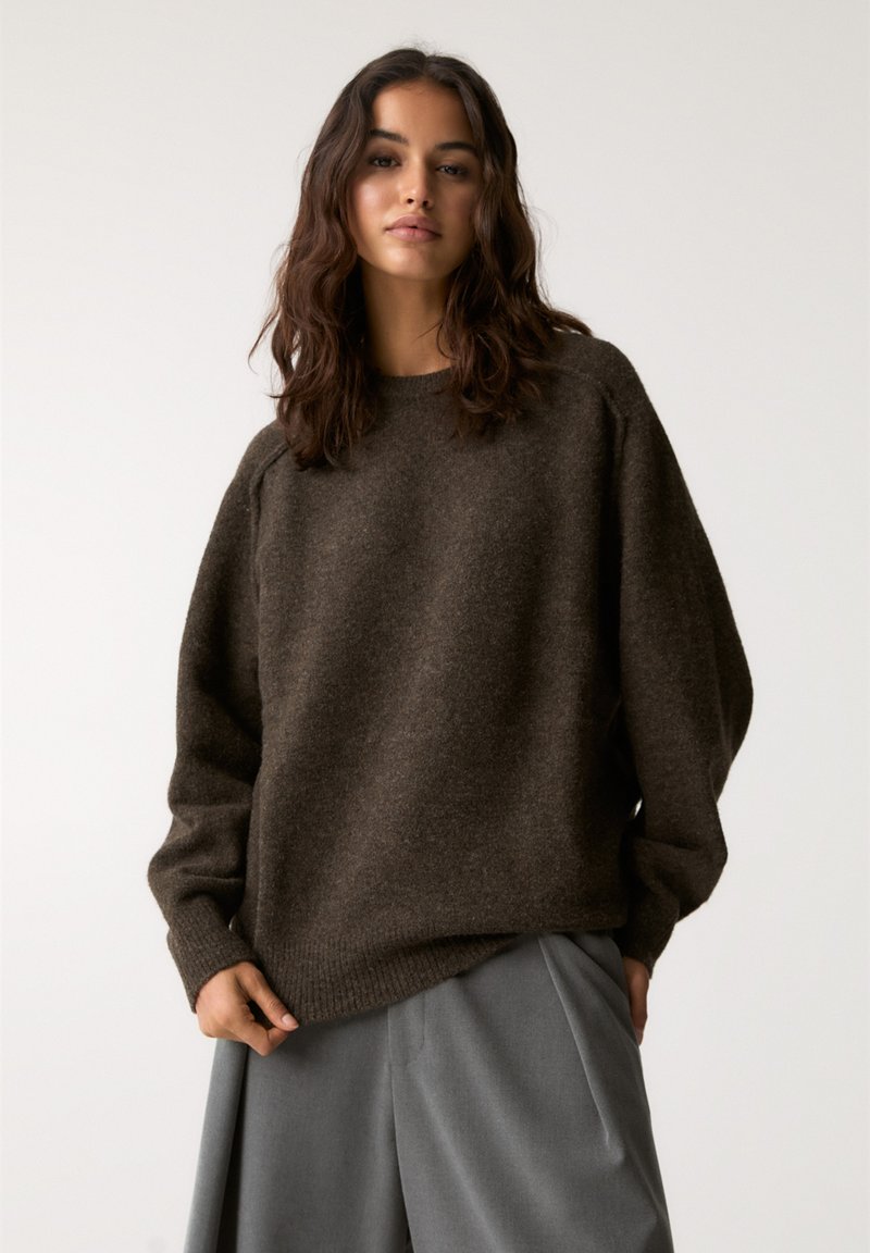 PULL&BEAR OVERSIZE - Pullover - dark brown
