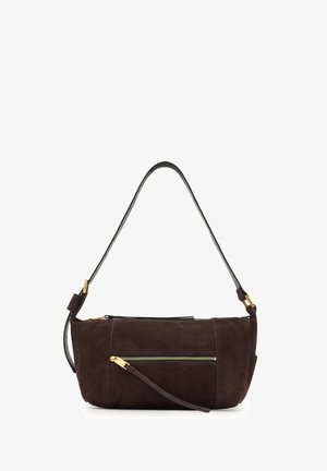 Brun mockaväska med axelrem i slätt läder, utrustad med en framficka med blixtlås, guldfärgade metalldetaljer och en strömlinjeformad rektangulär form.