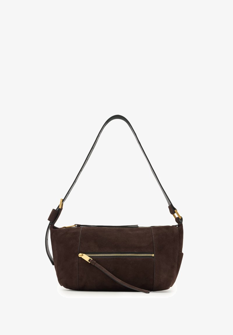 Brūna zamšādas plecu soma ar gludu ādas siksnu, priekšpusē rāvējslēdzēja kabatu, zelta krāsas metāla detaļām un slaidu taisnstūra formu.