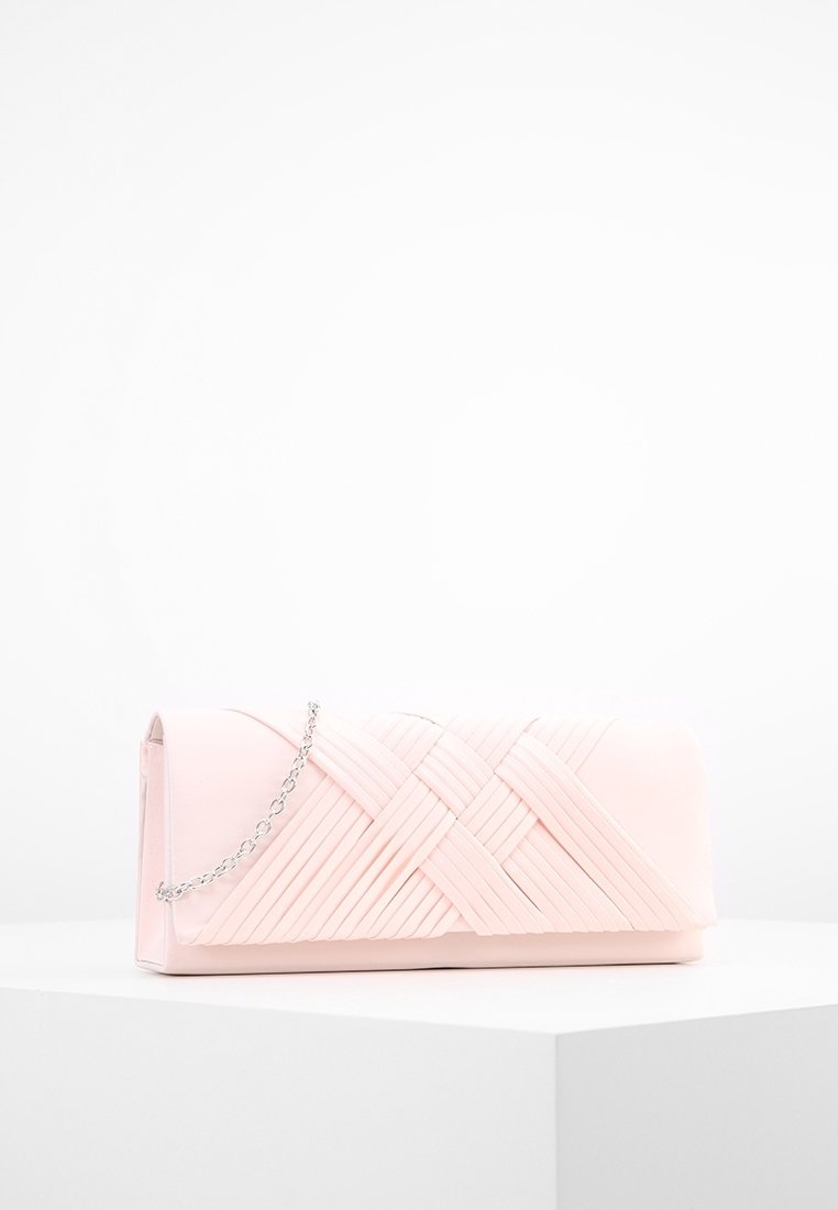 Kabelka přes rameno vyrobená z růžové umělé kůže s tkaným vzorem a stříbrným řetízkovým popruhem. Obdélníkový tvar s klopou.