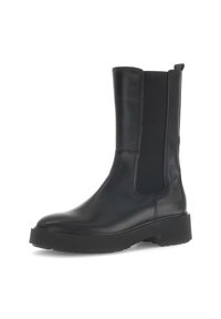 Zwarte enkelboot met een gladleren bovenkant, elastische zijkanten, een stevige platformzool en een lus aan de achterkant voor gemakkelijke instap.