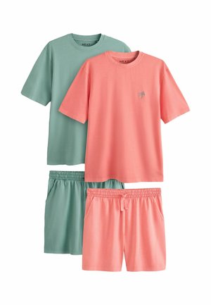 Zwei Sets legere Freizeitkleidung mit T-Shirts und Shorts mit elastischem Bund in Korallenrosa und gedämpftem Grün.
