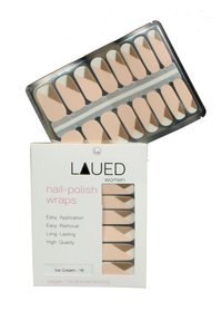 Nagellackfolien in einem rechteckigen metallischen Tablett und einer weißen Box. Die Folien haben eine blassrosa Basis mit einem diagonalen nude- und metallisch goldenen Akzent.