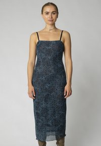 Rochie midi cu model albastru și negru, cu bretele subțiri, având o siluetă ajustată și un tiv care se termină sub genunchi. Țesătură texturată.