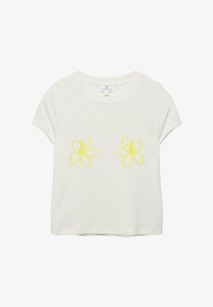 Witte cropped t-shirt met korte mouwen, een ronde hals en twee gele bloemmotieven op de borst.