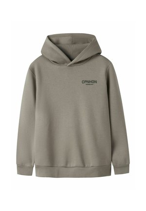 Sweat à capuche en olive atténué, en tissu doux, coupe décontractée, avec un petit logo en texte vert foncé sur le devant.