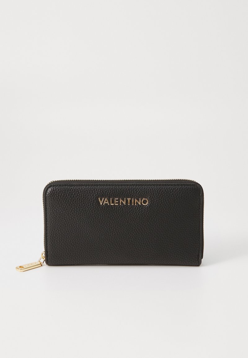 Juodas odinis piniginė su akmeniniu paviršiumi, turinti auksinį "VALENTINO" iškilusį logotipą ir užtrauktuko uždarymą su dekoratyviais aksesuarais.