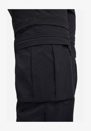Svarte cargo-bukser med plisserte detaljer, flere lommer og snøreaccent. Laget av et holdbart, teksturert stoff.