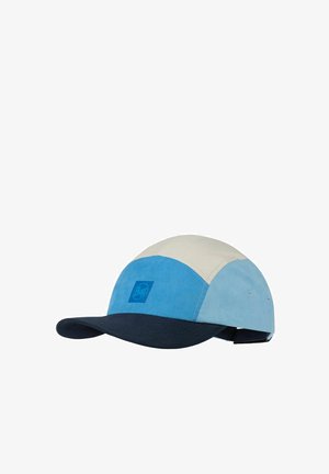 Gorra de cinco paneles con paneles en azul claro, beige y azul marino, con un parche de logo cuadrado en el frente y una correa ajustable en la parte trasera.