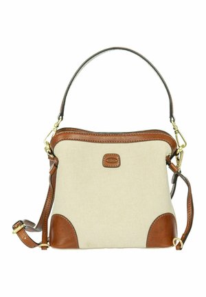 Borsa a mano in tela beige con rifiniture in pelle marrone, tracolla rimovibile e manico superiore, con una piccola toppa rettangolare con logo.