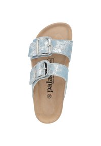 Infradito azzurro chiaro con due cinturini regolabili in metallo, soletta morbida e testurizzata, e suola beige. Logo del marchio visibile.
