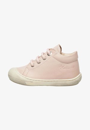 Hellrosa Leder-Sneaker mit Schnürdesign, runder Zehe, Gummisohle und strukturiertem Fersenbereich. Verfügt über dezente Markenlogo-Anbringung an der Seite.