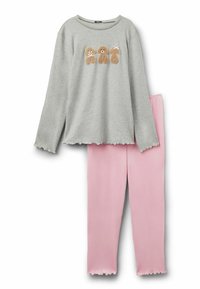 Top gris de manga larga con tres ositos marrones bordados en el pecho, combinado con leggings rosas, con un dobladillo ondulado en los puños y tobillos.
