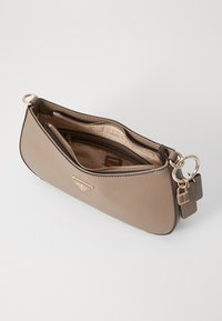 Guess NOELLE TOP ZIP SHOULDER BAG - Kézitáska - beige