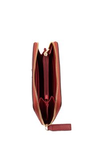 Portafoglio in pelle rossa con zip color oro, dotato di numerosi scomparti e una tasca interna con zip. Texture liscia e forma rettangolare.