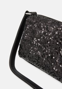Černá kabelka s flitry v obdélníkovém tvaru, s hladkým koženým popruhem a lesklými, odrazivými detaily na povrchu.