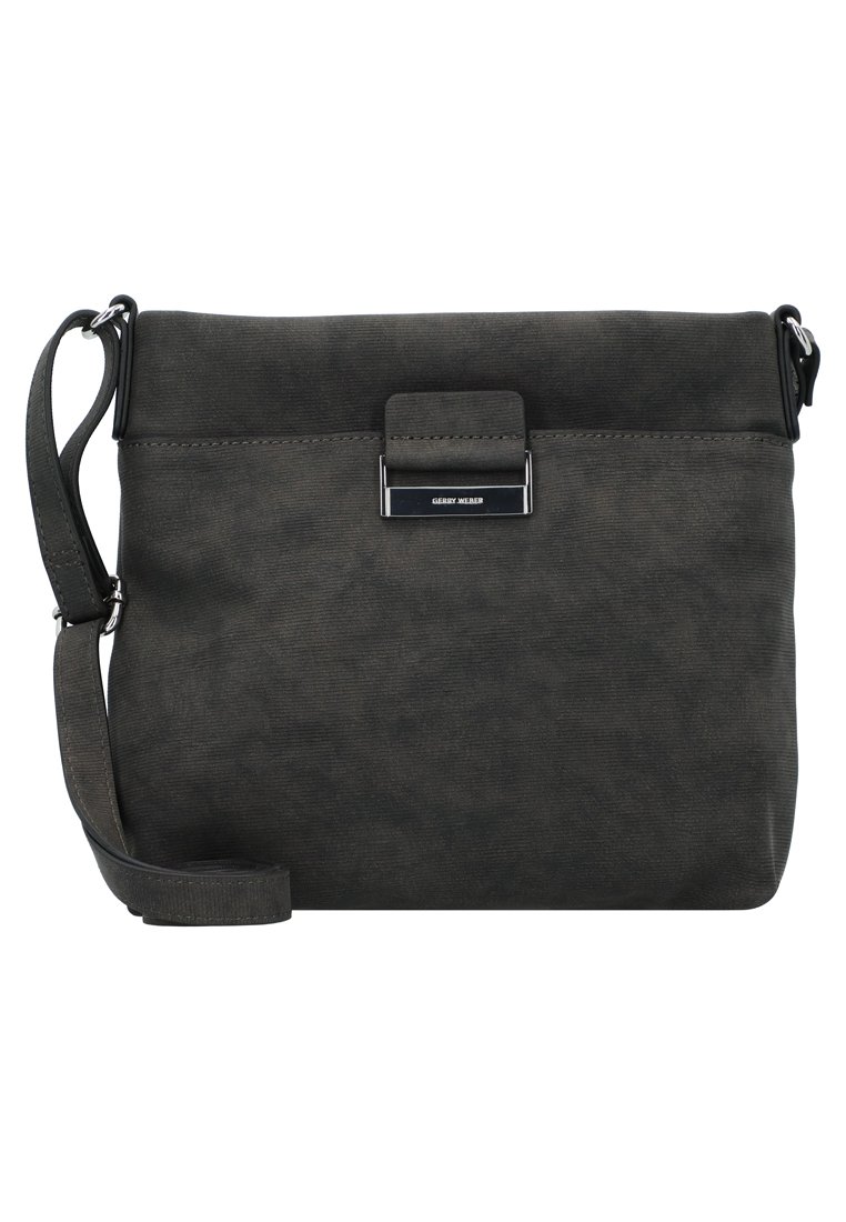 Crossbody-Tasche aus dunkelgrauem Wildleder in flacher rechteckiger Form, mit silbernem Beschlag und abnehmbarem Schultergurt. Mit magnetischem Verschluss.