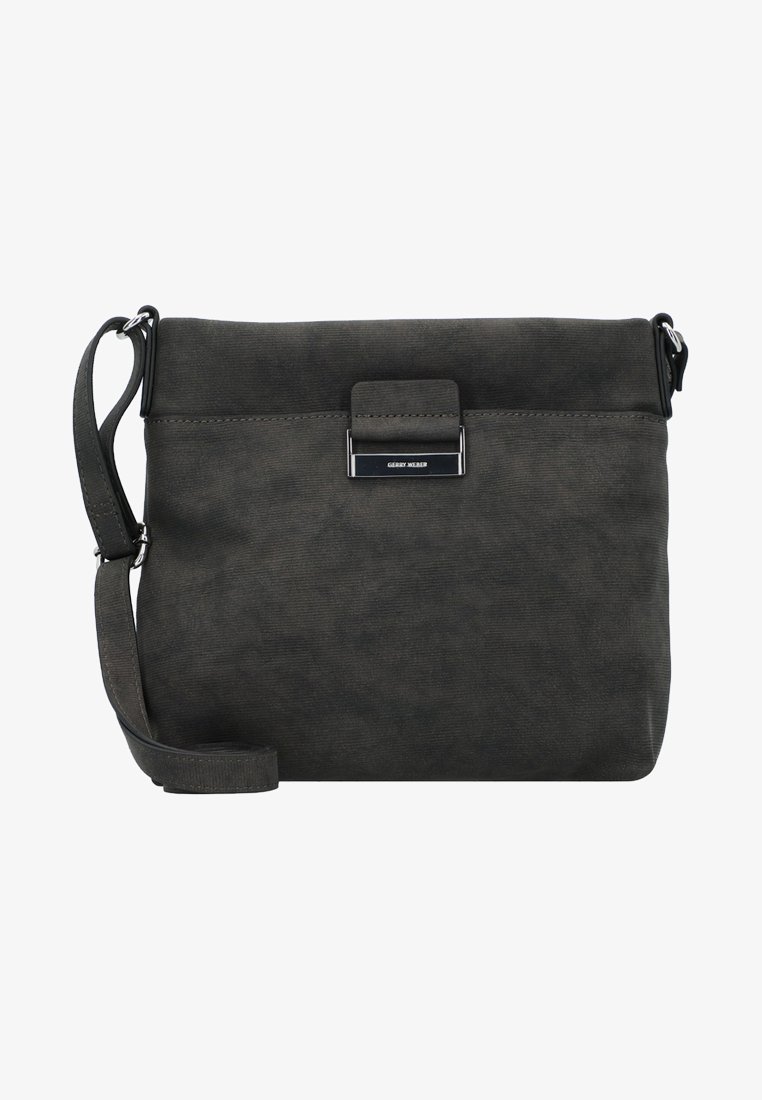 Sac bandoulière en daim gris foncé avec une forme rectangulaire plate, matériel en argent et une bandoulière amovible. Doté d'une fermeture magnétique.