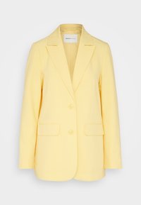 Żółty żakiet wykonany z gładkiej tkaniny, dopasowany, z klapami w typie notched, dwoma przednimi kieszeniami i dwoma guzikami.