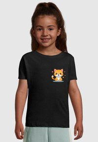 Sort t-shirt med et farverigt tegneserie-design af en orange kat på fronten, med hjerter og et legesygt udtryk. Korte ærmer, afslappet pasform.
