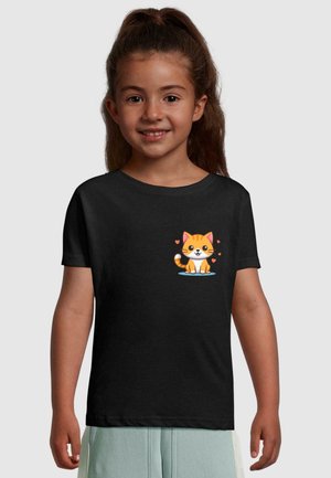 Sort t-shirt med et farverigt tegneserie-design af en orange kat på fronten, med hjerter og et legesygt udtryk. Korte ærmer, afslappet pasform.