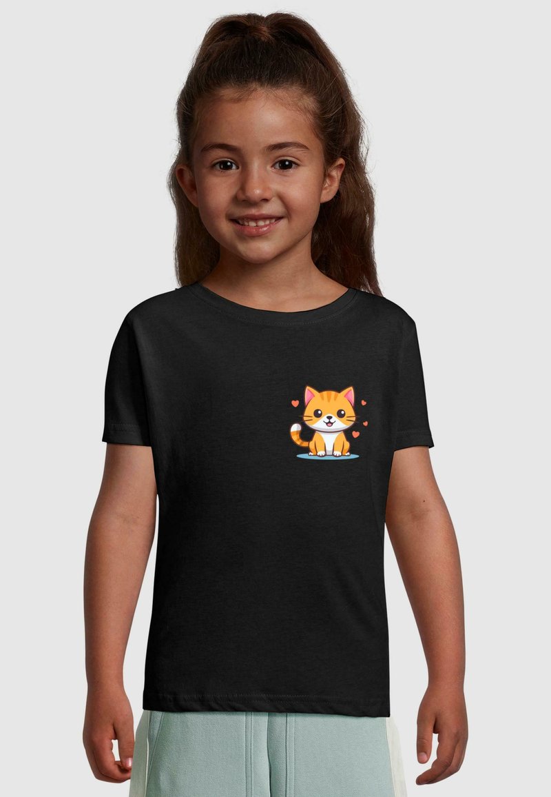 Sort t-shirt med et farverigt tegneserie-design af en orange kat på fronten, med hjerter og et legesygt udtryk. Korte ærmer, afslappet pasform.