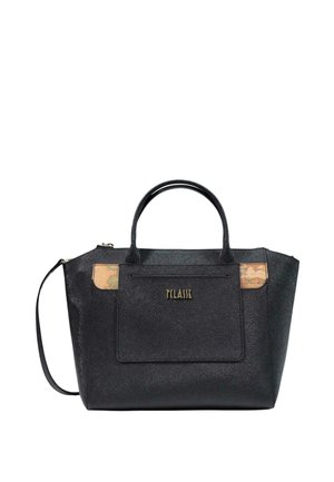 Borsa strutturata nera con manici superiori, tasca frontale, logo dorato e dettagli agli angoli marroni con motivo mappa e tracolla laterale.