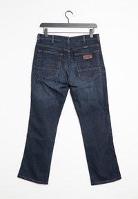 Jeans de mezclilla azul oscuro con diseño de pierna recta, que cuentan con dos bolsillos traseros y detalles de costuras visibles. Parche de cuero en la cintura.