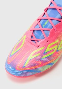 Rosa fotbollsskor med en strukturerad ovandel, kontrasterande blå detaljer och snörningsdesign. Illustrerar varumärkena "F50" och "SPRINTWEB".