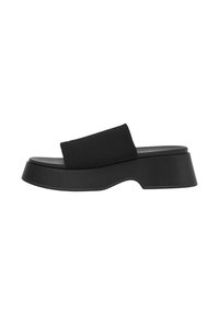 Infradito neri con platform, caratterizzati da una tracolla testurizzata e una suola liscia. Presentano un design della suola spesso e sagomato per un'altezza aggiuntiva.