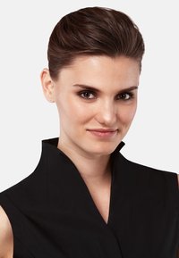 Robe sans manches noire avec un col haut et des lignes épurées. Le tissu semble lisse avec des détails de couture subtils.